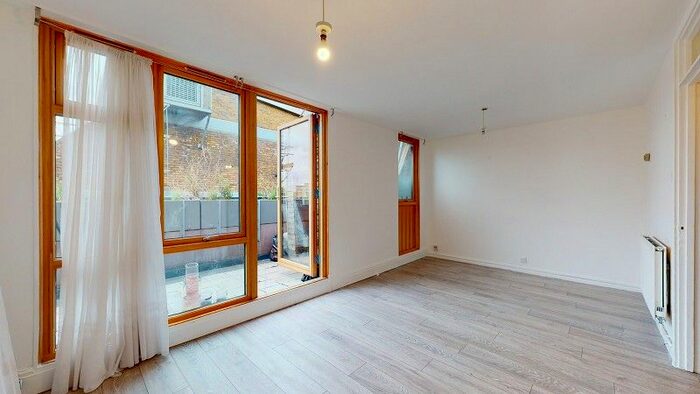 3 Bedroom Maisonette To Rent In Bedwell House, Stockwell Park Road, London., SW9