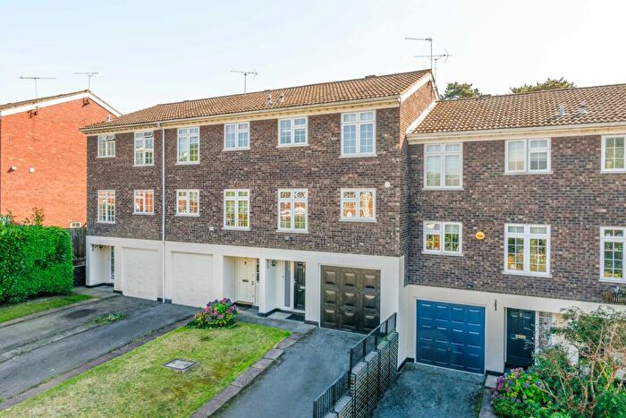 4 Bedroom Terraced House For Sale In Hillcrest, Weybridge, KT13