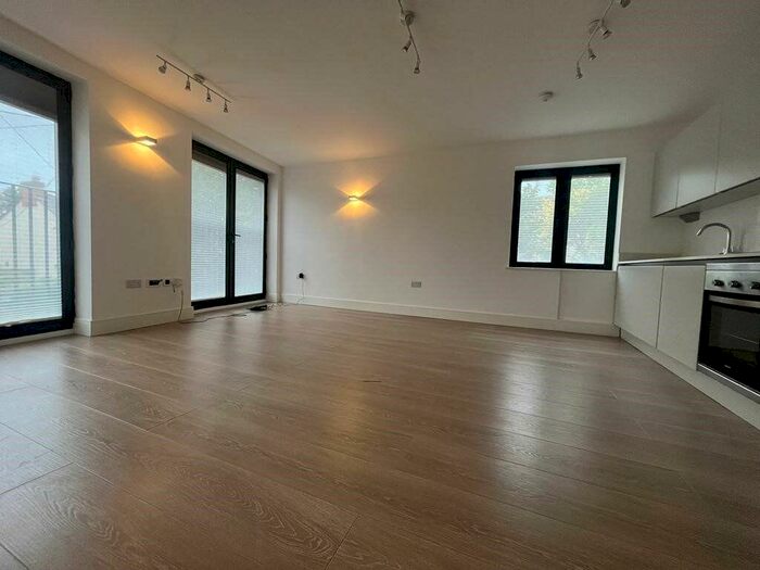 2 Bedroom Flat To Rent In Updown Hill, Windlesham, GU20