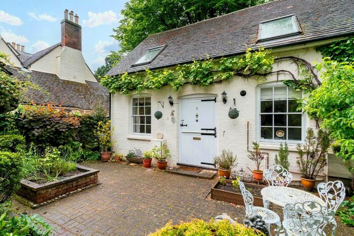 2 Bedroom Mews To Rent In Coachhouse Mews, Byde Street, Hertford, Hertfordshire, SG14