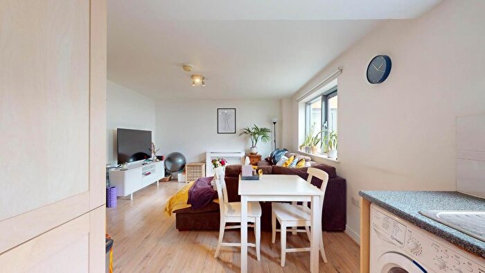 2 Bedroom Flat To Rent In Balham High Road, London, SW17