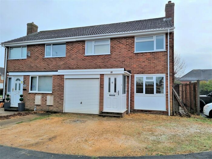 3 Bedroom Semi-Detached House To Rent In Oakley Close, Holbury, Southampton, SO45