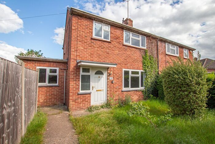 3 Bedroom Semi Detached House For Sale In Royal Avenue, Calcot, Reading, Berkshire, RG31