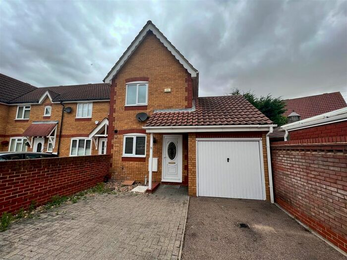 2 Bedroom End Of Terrace House To Rent In Calshot Avenue, Chafford Hundred, Grays, RM16