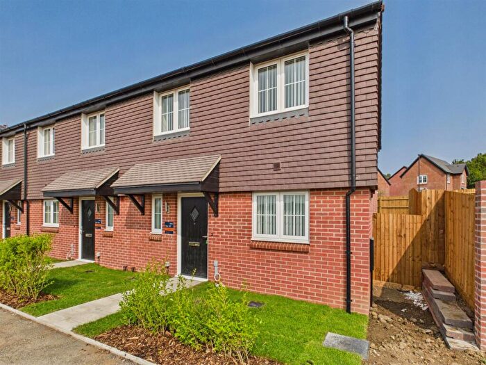 3 Bedroom End Of Terrace House For Sale In The Five Acres, Hempsted, GL2