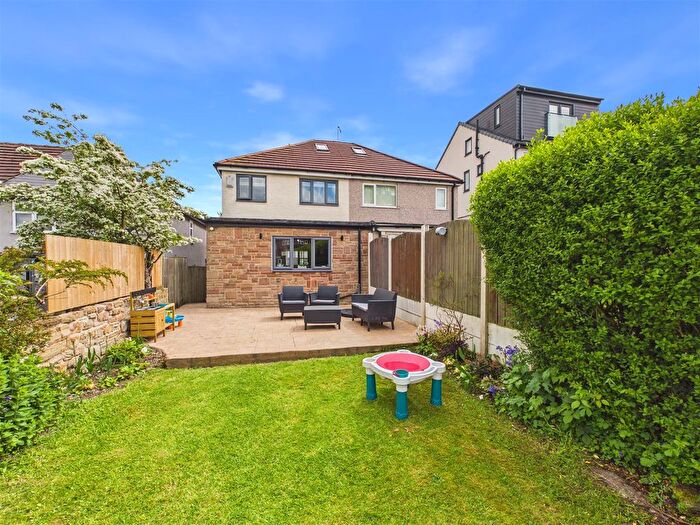 3 Bedroom Semi-Detached House For Sale In Hallowes Rise, Dronfield, S18