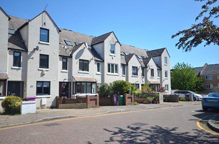 5 Bedroom Town House To Rent In Rainbow Avenue, London, E14