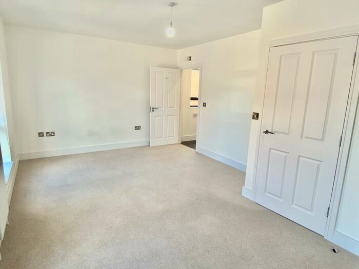 4 Bedroom Town House To Rent In Darbyshire Road Wellesley, GU11