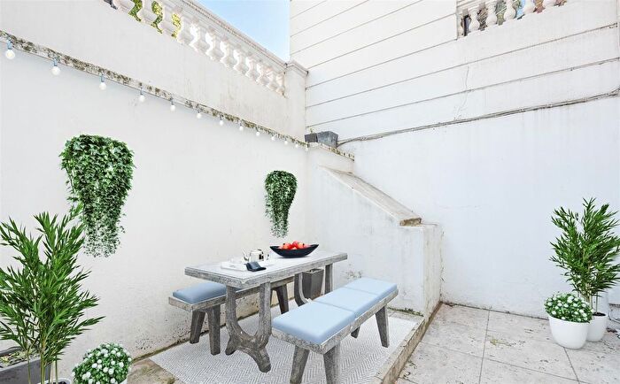 2 Bedroom Flat To Rent In Bina Gardens, London, SW5