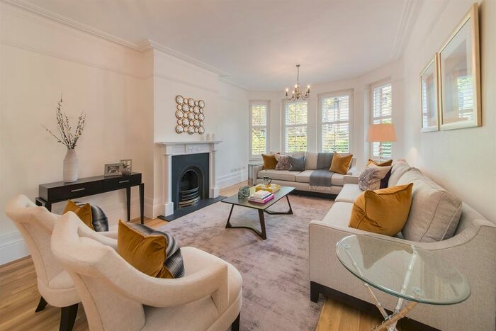 3 Bedroom Flat To Rent In St George's Court, Glouce, SW7
