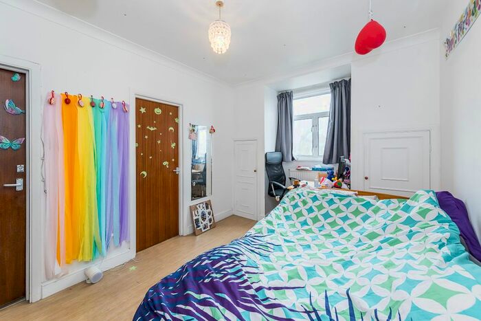 Studio To Rent In Warwick Road, London, SW5