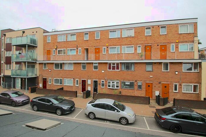 4 Bedroom Flat To Rent In Wager Street, London, E3