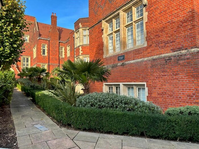 1 Bedroom Flat To Rent In The Galleries, Warley, Brentwood, CM14