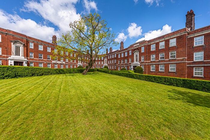 2 Bedroom Flat For Sale In Yew Tree Court, Bridge Lane, London, NW11