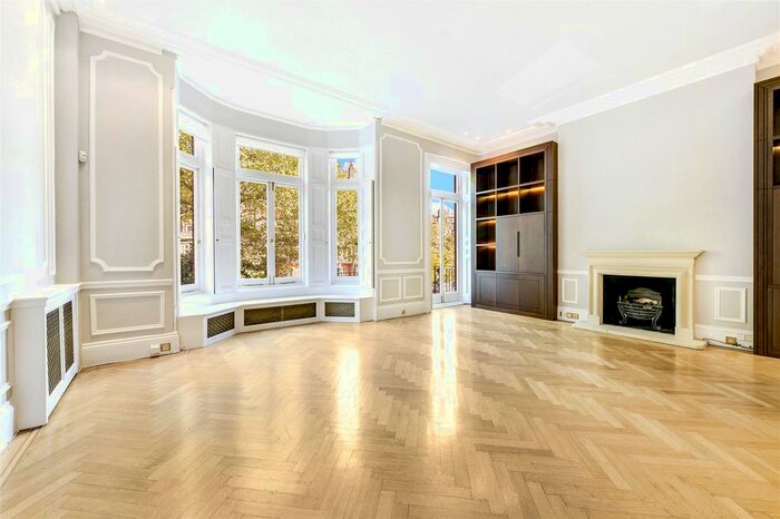 3 Bedroom Flat To Rent In Lennox Gardens, Knightsbridge, London, SW1X