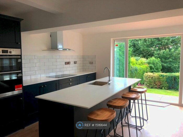 3 Bedroom Semi-Detached House To Rent In Thornhill Road, Halesowen, B63