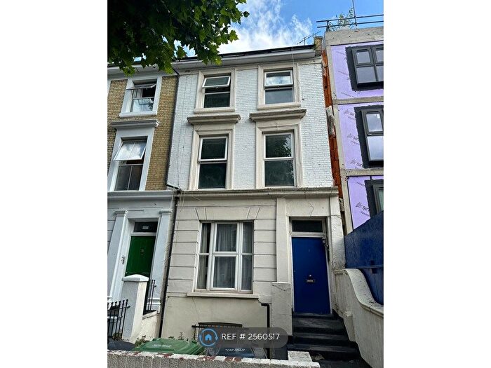 2 Bedroom Flat To Rent In Bamborough Gardens, London, W12