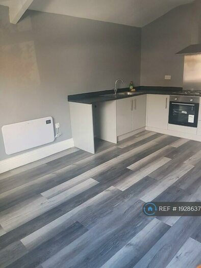 2 Bedroom Flat To Rent In () Savile Park Road, Halifax, HX1