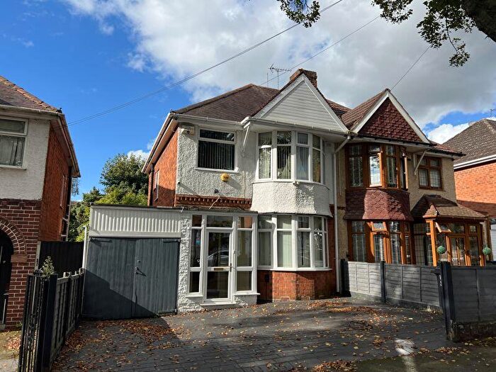 3 Bedroom Semi-Detached House For Sale In Warren Hill Road, Kingstanding, Birmingham, B44