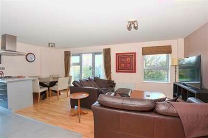 3 Bedroom Flat To Rent In South Woodford, E18
