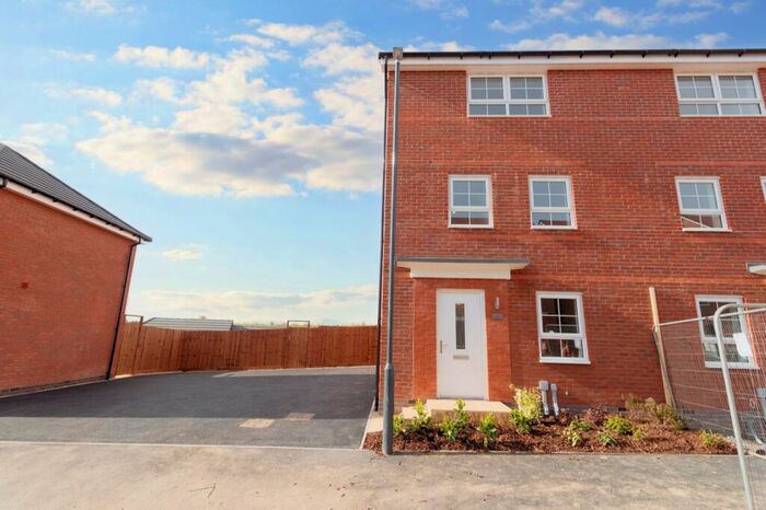 3 Bedroom Semi-Detached House To Rent In Hillcrest Road, Nuneaton, Warwickshire, CV10