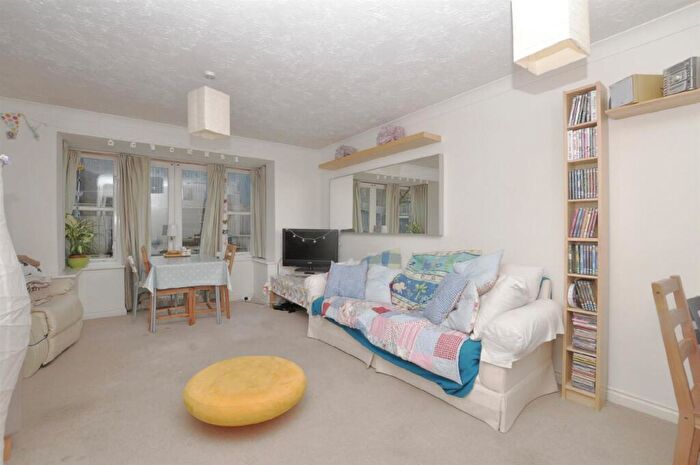 3 Bedroom Semi Detached House To Rent In Jellicoe Avenue, BS16