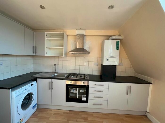 2 Bedroom Flat To Rent In Gleneagle Road, Streatham, London, SW16