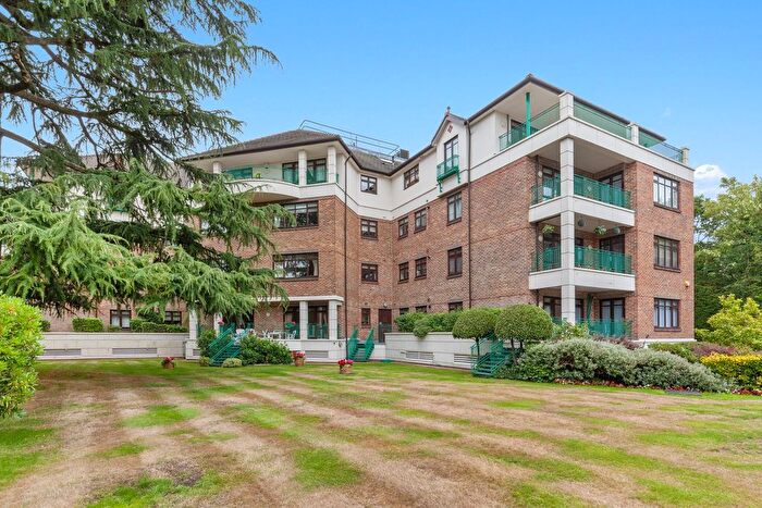 3 Bedroom Flat For Sale In High Road, Bushey Heath, WD23