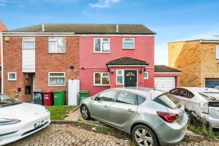 3 Bedroom Semi-detached House For Sale In Rochfords Gardens, Slough, SL2