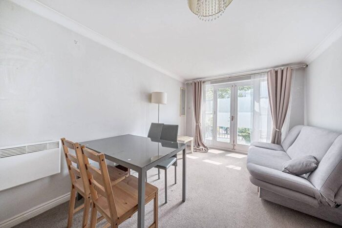 2 Bedroom Flat For Sale In Combermere Road, Stockwell, London, SW9