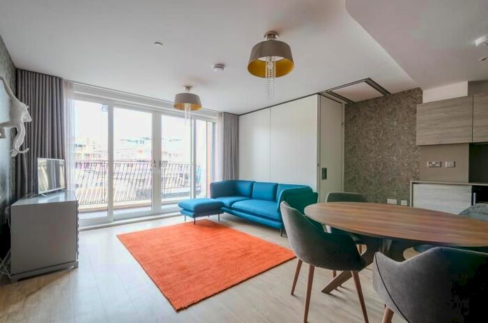 2 Bedroom Flat To Rent In Royal View, Victoria Bridge Road, Bath, BA2