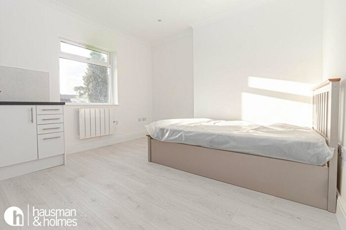 Flat To Rent In Church Road, Hendon, NW4