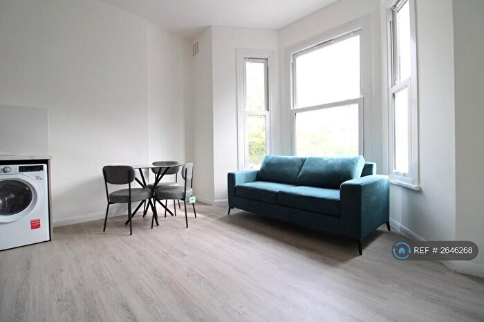 2 Bedroom Flat To Rent In Penge Road, London, SE25