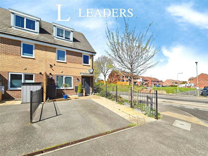 4 Bedroom Semi Detached House For Sale In Agincourt Avenue, Gosport, Hampshire, PO13