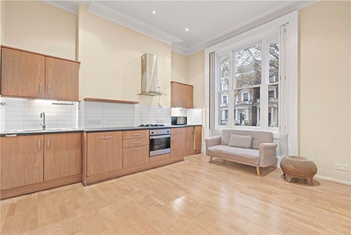 1 Bedroom Flat To Rent In Royal Crescent, Holland Park, London, W11