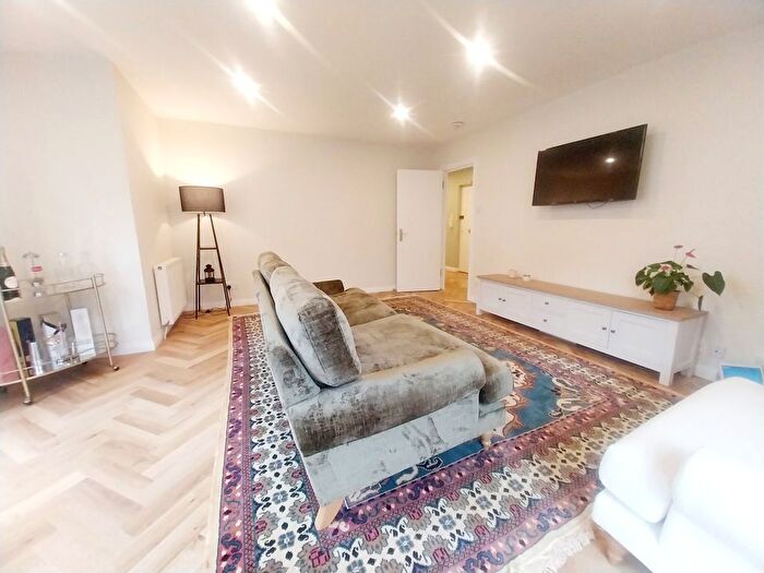 2 Bedroom Flat To Rent In Huntingdon Place, Edinburgh, EH7