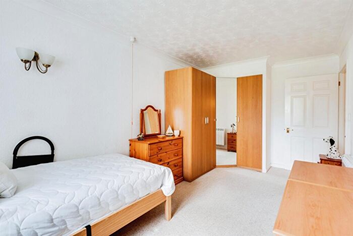 1 Bedroom Apartment For Sale In St. Marys Mead, Witney, OX28