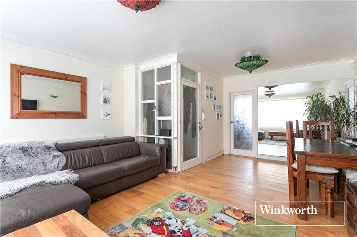 2 Bedroom Apartment For Sale In Temple Close, Finchley, London, N3