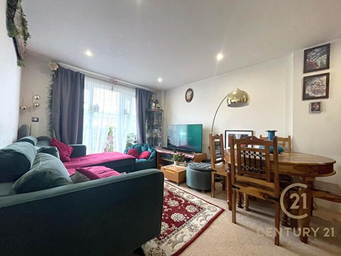 2 Bedroom Flat For Sale In Seven Kings Way Kingston Upon Thames, KT2