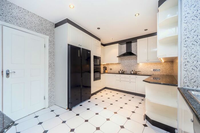 5 Bedroom Flat To Rent In Park Road, London, NW8