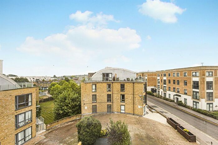 2 Bedroom Flat For Sale In Elder Court, Mead Lane, Hertford, SG13