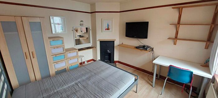 3 Bedroom Terraced House For Sale In Havelock Road, Luton, LU2