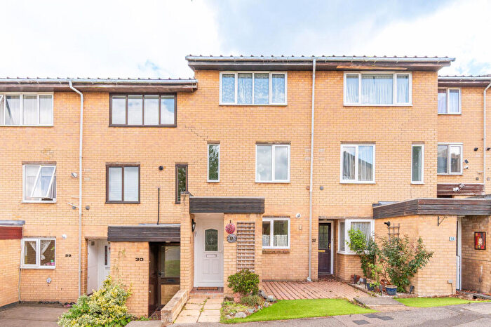 2 Bedroom Maisonette For Sale In Bardsley Close, Croydon, CR0