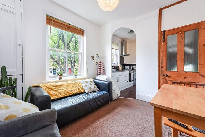 3 Bedroom Flat To Rent In Crownstone Road, London, SW2