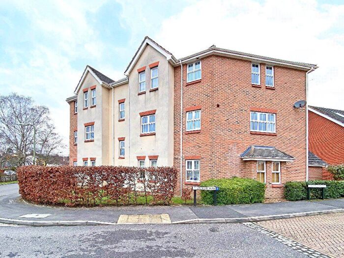 2 Bedroom Flat For Sale In Badger Way, Aldershot, Hampshire, GU12