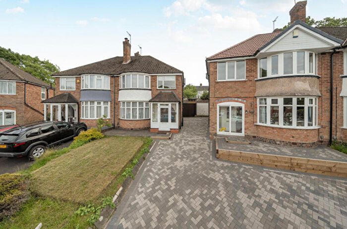 3 Bedroom Semi-Detached House For Sale In Stoneyford Grove, Birmingham, West Midlands, B14