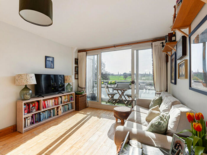 2 Bedroom Flat For Sale In Dulwich Road, London, SE24