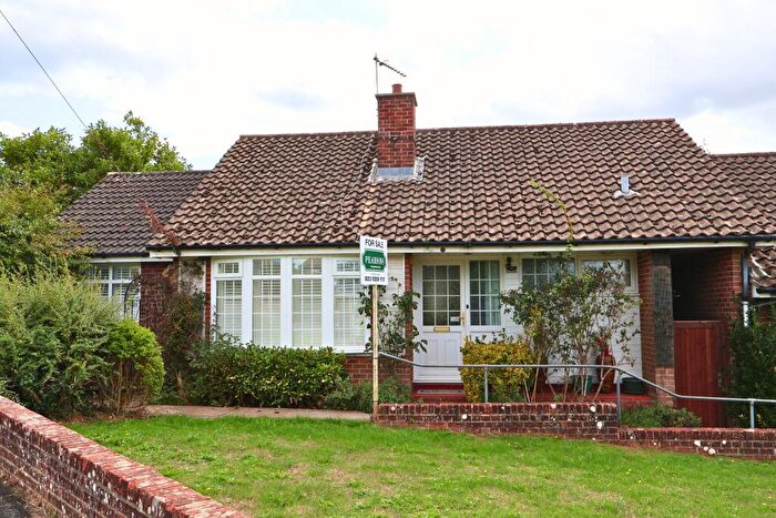 2 Bedroom Bungalow For Sale In First Avenue, Horndean, PO8