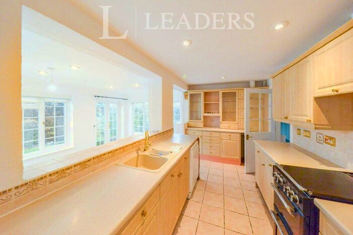 3 Bedroom Bungalow To Rent In Falconers Field, AL5