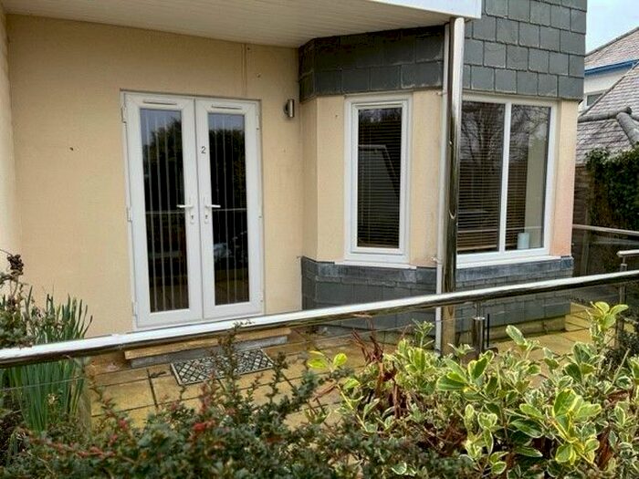 2 Bedroom Flat To Rent In Flat Rayworth Court, Truro, TR1
